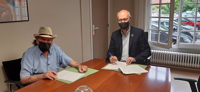 El presidente de la Federación Gaz Kaló, José Jiménez, y el director general de Derechos Sociales, Andrés Carbonero, en la firma del convenio