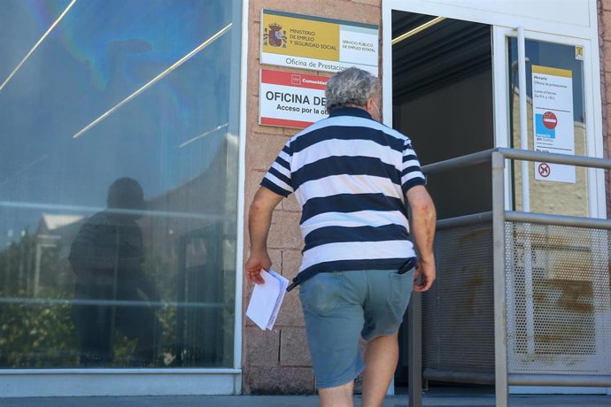 Una persona entra a una oficina del SEPE (antiguo INEM)