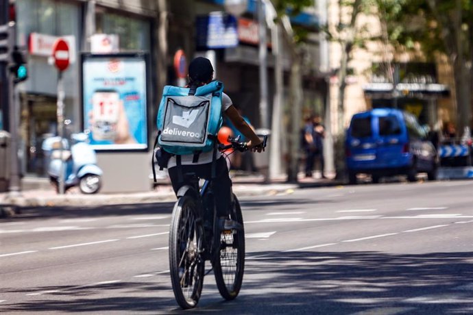 Archivo - Rider de Deliveroo  