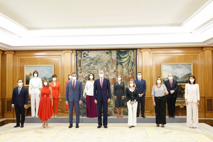 El presidente del Gobierno, Pedro Sánchez, y el rey Felipe VI posan con los doce ministros y vicepresidentas que han prometido sus cargos en el Palacio de la Zarzuela.