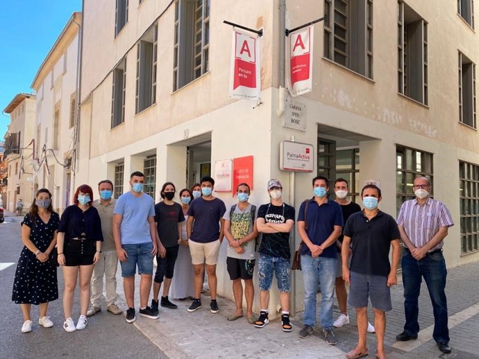 Siete jóvenes que han finalizado el programa de formación dual Palma Web Dual III de PalmaActiva.