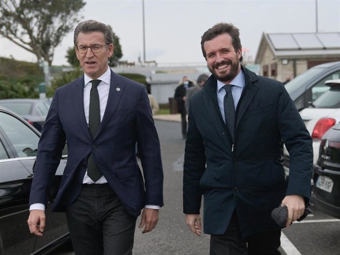 Archivo - El presidente del Partido Popular, Pablo Casado (i) y el presidente de la Xunta de Galicia, Alberto Núñez Feijóo, durante un paseo por el Monte de San Pedro, en A Coruña, Galicia (España), a 18 de diciembre de 2020. Posteriormente, ambos parti