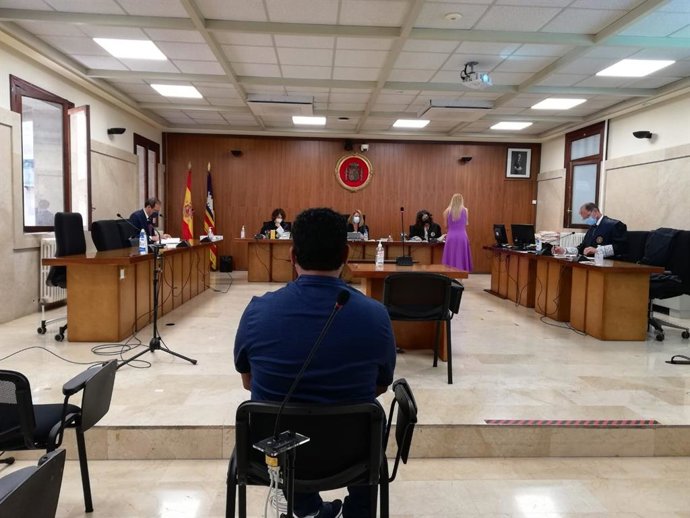 El acusado de abusos sexuales a su sobrina, sentado para el juicio en la Audiencia Provincial, este lunes 12 de julio de 2021.