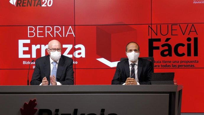 Archivo - El diputado de Hacienda de Bizkaia, José María Iruarrizaga, en rueda de prensa, junto al director de Hacienda, Iñaki Alonso.