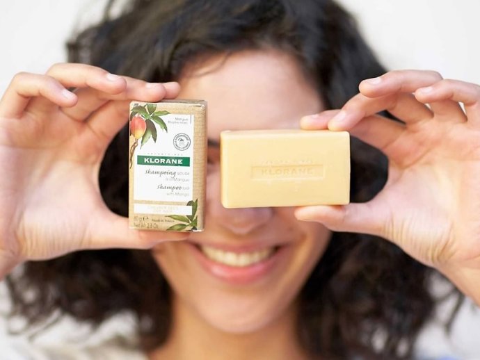 Klorane lanza su champú sólido de mango, tu imprescindible para cuidar tu cabello este verano
