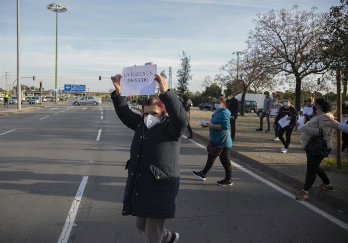 Archivo - Vecinos durante una manifestación en el Polígono Sur, de la Plataforma Nosotros También Somos Sevilla, contra los cortes de luz, en una imagen de archivo.