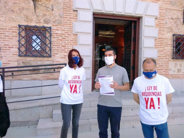 El coordinador autonómico de Podemos en C-LM, José Luis García Gascón, e integrantes de la Marea de Residencias presentando una PNL en las Cortes regionales sobre la reforma del sistema de residencias