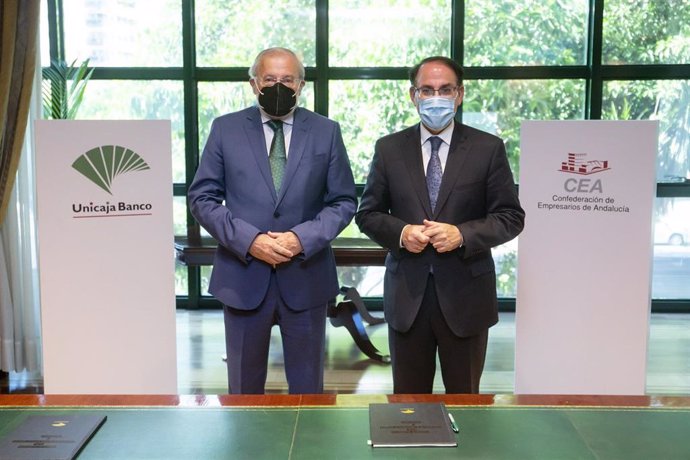 Firma de convenio entre Unicaja Banco y CEA, con la presencia de Manuel Azuaga y Javier González deLara.