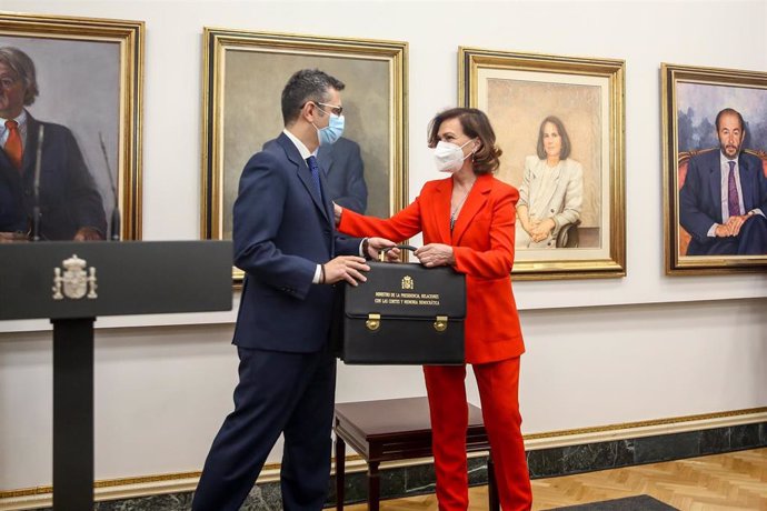 La hasta hoy vicepresidenta primera y ministra de la Presidencia, Relaciones con las Cortes y Memoria Democrática, Carmen Calvo, entrega su cartera ministerial a Félix Bolaños