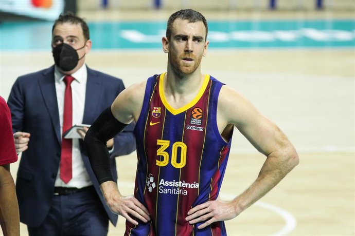 Archivo - Victor Claver of FC Barcelona looks on during the Euroleague basketball match played between Real Madrid and FC Barcelona at Wizink Center on March 11, 2021 in Madrid, Spain.