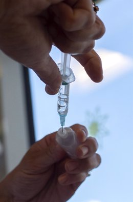 Una enfermera sostiene una vacuna contra el Covid-19 en el dispositivo puesto en marcha en el Hospital de La Paz, a 7 de julio de 2021