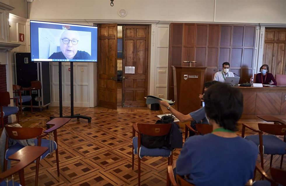 El ministro de Universidades, Manuel Castells, inaugura en la UIMP un curso sobre inteligencia artificial