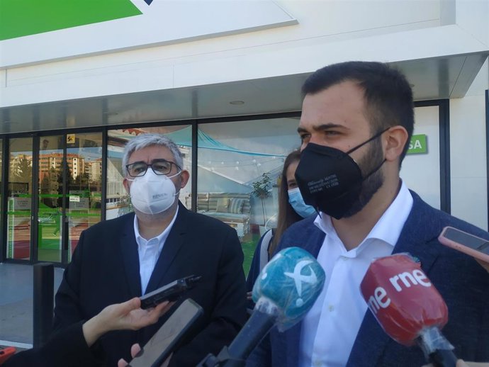 Archivo - El alcalde de Cáceres, Luis Salaya, atiende a los medios en  una foto de archivo