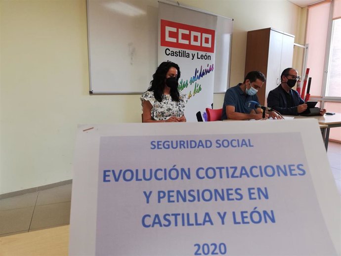 Bravo, Andrés y Peral en la rueda de prensa antes de participar en la asamblea de delegados de CCOO sobre el acuerdo de pensiones
