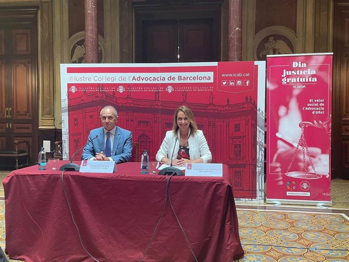 El vicedecano del icab, Jesús M. Sánchez, y la diputada de la junta de Govern responsable del Turno de Oficio, Carmen Valenzuela