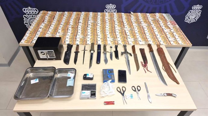 Armas y material intervenido en el domicilio del detenido por tráfico de cocaína en Cazoña