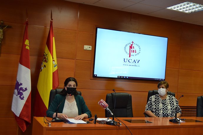 La decana de la Facultad de Ciencias Sociales y Jurídicas de la UCAV, Lourdes Miguel, y la rectora, Rosario Sanz, presentan un nuevo grado.
