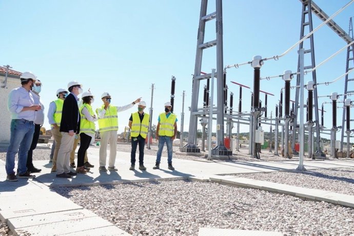 La consejera de Transición Ecológica y el alcalde de Cáceres visitan la nueva subestación eléctrica de Arenales