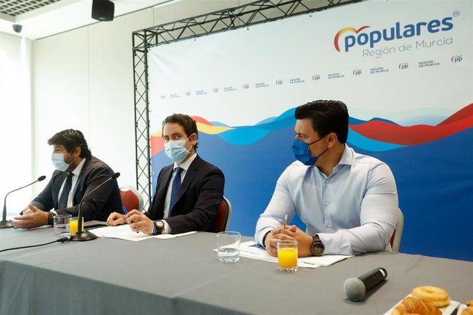 (I-D) El presidente del Partido Popular de la Región de Murcia, Fernando López Miras, el secretario general del Partido Popular, Teodoro García Egea y el secretario general del PP de Murcia, José Miguel Luengo, en un desayuno informativo 