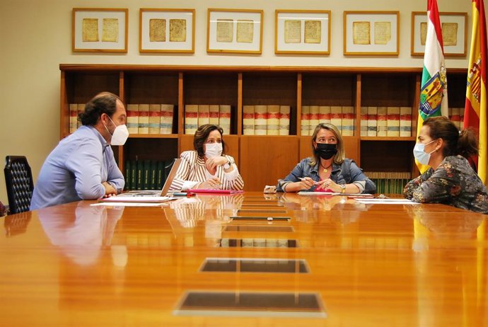 La consejera de Agricultura, Ganadería, Mundo Rural, Territorio y Población, Eva Hita, y la diputada del Grupo Mixto-IU, Henar Moreno, han coincidido en mostrar su "satisfacción" por el avance del pacto de Gobierno en materia de vivienda