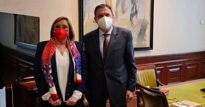 El ministro de Agricultura, Luis Planas, y la coordinadora general del PSOE de Huelva y diputada nacional, María Luisa Faneca.