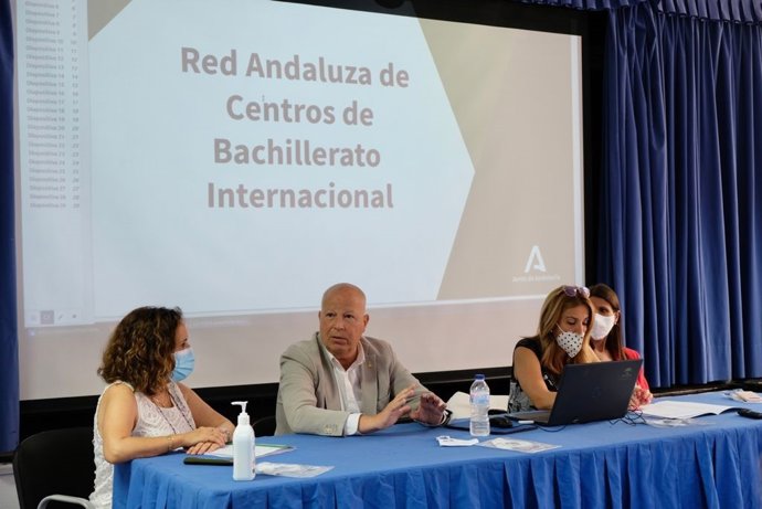 El consejero Javier Imbroda, en el IES Salvador Rueda en Málaga con directores de secundaria que imparten Bachillerato Internacional