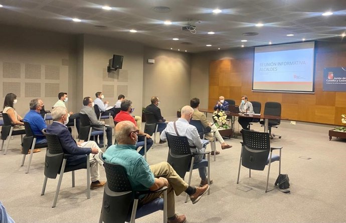 CObos y Álvarez en la reunión con alcaldes de Valladolid.