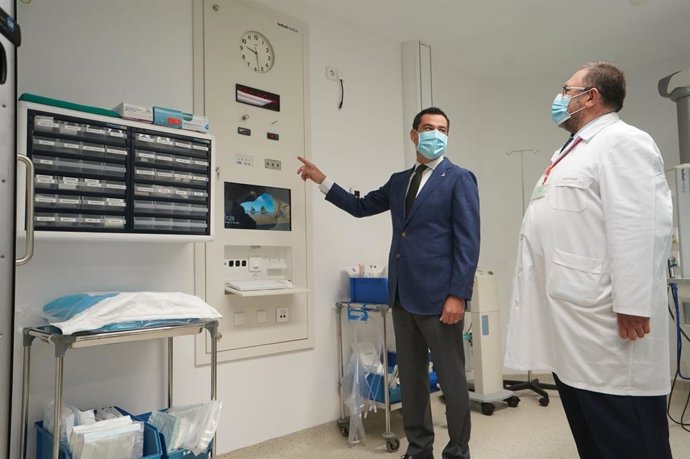 Juanma Moreno, durante su visita al Hospital Punta de Europa de Algeciras.