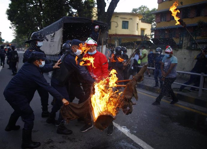 Protestas contra la decisión del primer ministro de Nepal, Sharma Oli, de disolver el Parlamento