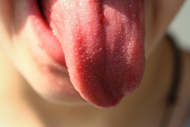 Persona sacando la lengua