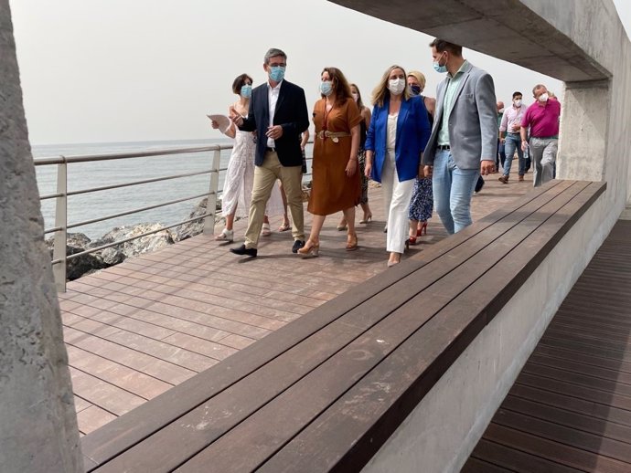 Pasarela peatonal en el puerto de Adra (Almería)