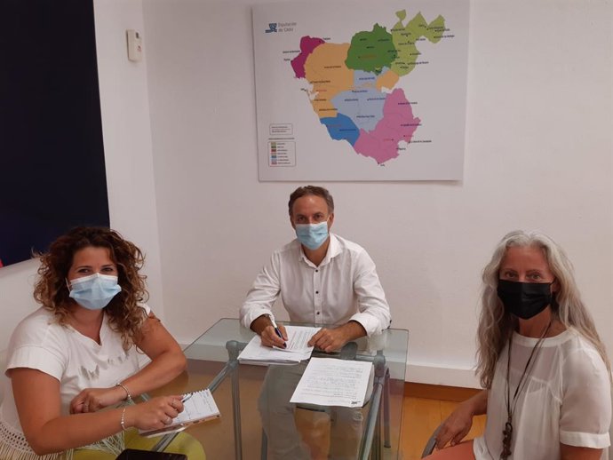El diputado de Bienestar Social de la Diputación de Cádiz, David de la Encina, durante el encuentro con la concejala del Ayuntamiento de Chipiona, Luz María Caraballo.