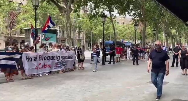 Manifestantes pro y anti régimen cubano se concentran ante el Consulado de Barcelona.