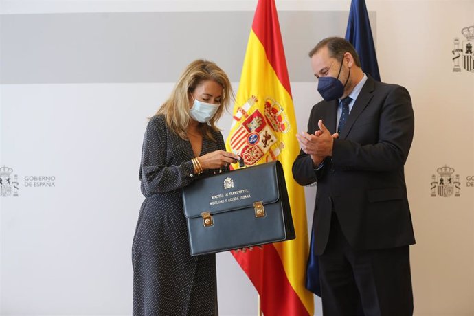 La nueva ministra de Transportes, Movilidad y Agenda Urbana, Raquel Sánchez, recibe la cartera ministerial de su predecesor, José Luis Ábalos, en la sede ministerial, a 12 de julio de 2021, en Madrid (España). El traspaso de carteras se efectúa después 