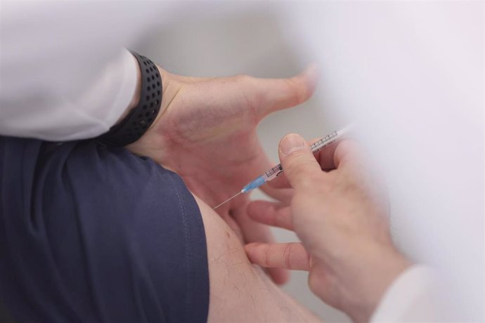 Un hombre recibe una vacuna contra el Covid-19.