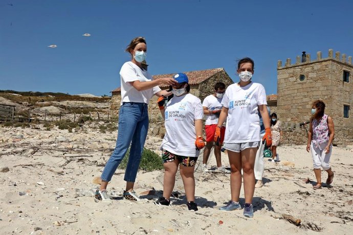 Archivo - Fabiola García visita un campamento en la Illa de Sálvora en compañía de Ángeles Vázquez.