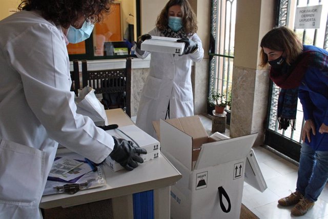 Archivo - Imagen de archivo de llegada de vacunas a Segovia.