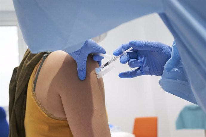 Archivo - Una enfermera administra una vacuna.