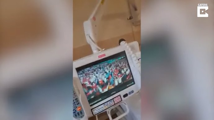 Este futuro padre se pone a ver la semifinal de Inglaterra mientras su mujer está de parto