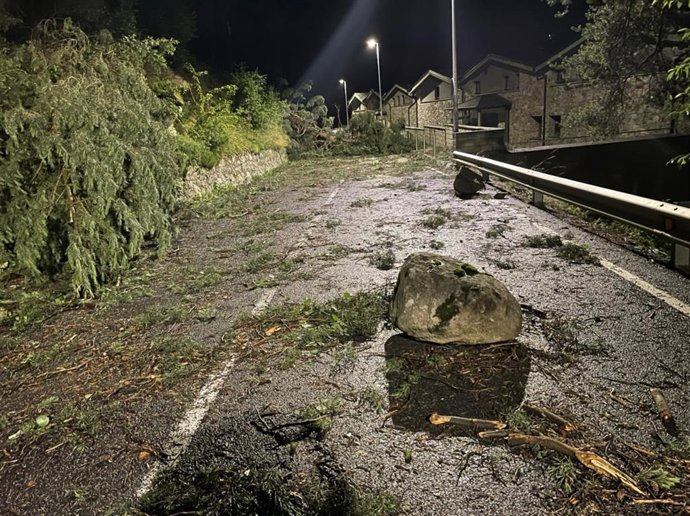 La carretera entre la Plana y Comella Park de Andorra después del episodio de viento.