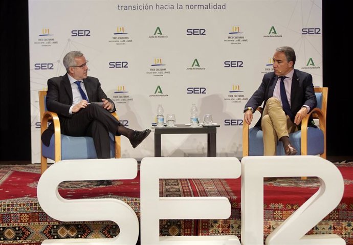 el consejero de la Presidencia, Administración Pública e Interior de la Junta de Andalucía, Elías Bendodo (d), participa en la clausura del ciclo 'Andalucía tras el estado de alarma, transición a la normalidad' de la Cadena Ser, a 12 de julio del 2021 e