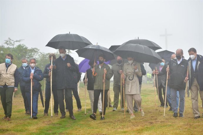 Los Reyes, don Felipe y doña Letizia, caminan por el alto de Ibañeta,  junto a presidentes de CCAA por donde pasa el Camino de Santiago, entre ellos Javier Lambán