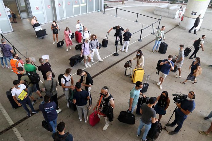 Llegada de turistas al aeropuerto de la Costa del Sol, donde desde hoy comienzan sus vacaciones en la ciudad. a 01 de julio de 2021, en Málaga (Andalucía, España).