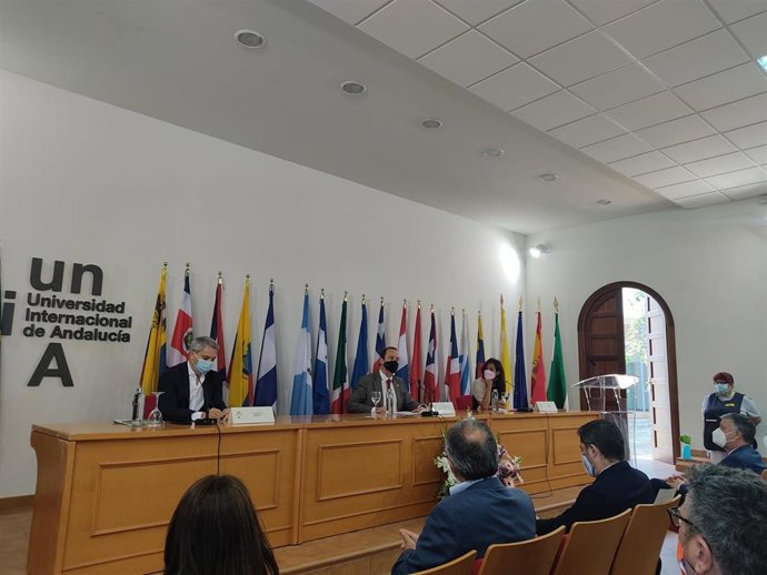 Vicente Vallés y Mara Torres en la inauguración de los Cursos de Verano en Huelva.
