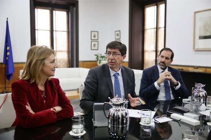 Archivo - El vicepresidente de la Junta de Andalucía, Juan Marín, junto con la secretaria general para la Justicia, María José Torres, y el director general de Justicia Juvenil y Cooperación Francisco Ontiveros, en una foto de archivo.