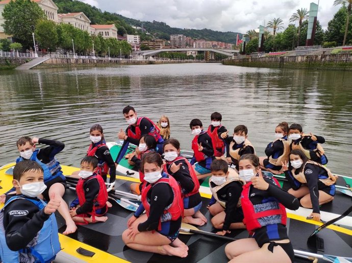Menores realizan actividades de tiempo libre en la ría de Bilbao.