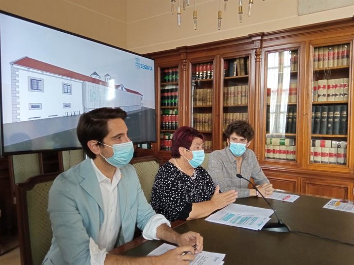 El concejal de Obras, Servicios e Infraestructuras, Miguel Merino (izquierda), la alcaldesa de Segovia, Clara Luquero (centro) y el concejal de Cultura, Alberto Espinar (derecha)