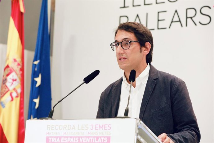 El portavoz del Govern y conseller de Modelo Económico, Turismo y Trabajo, Iago Negueruela, en una rueda de prensa.