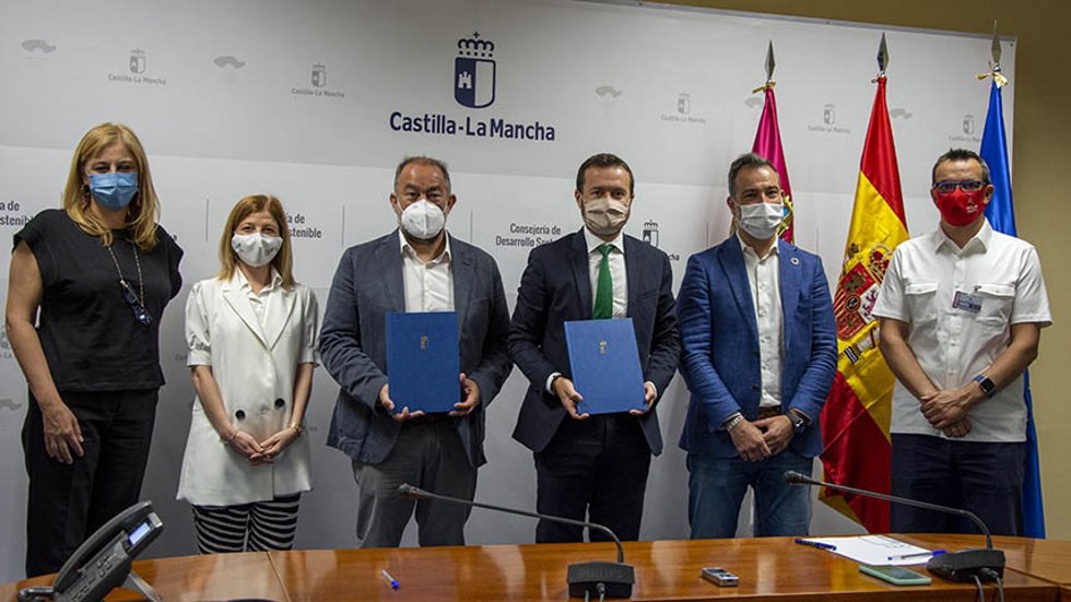 Firma de un convenio entre el rector de la UCLM, Julián Garde, y el consejero de Desarrollo Sostenible, José Luis Escudero, para la implantación de la Cátedra de Economía Circular en la Universidad regional