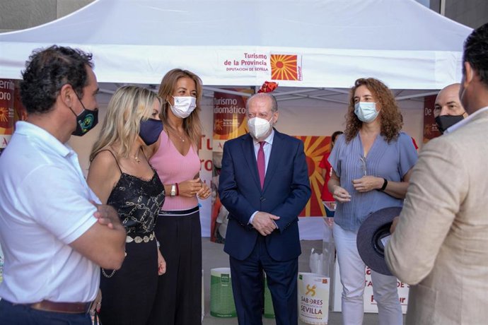 Foto de la presentación de la campaña de promoción de Sevilla en las playas 2021.